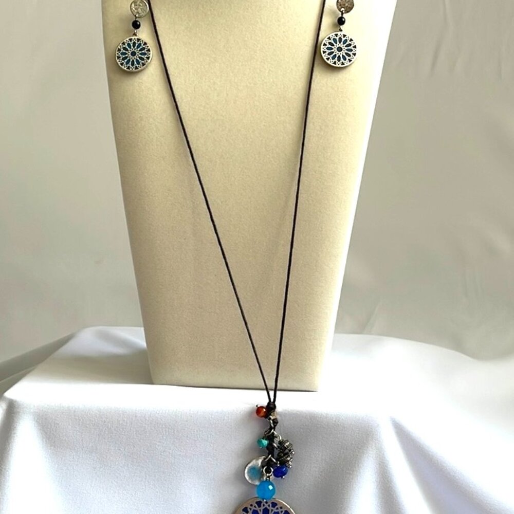 Elegant Blue and Black Pendant Necklace